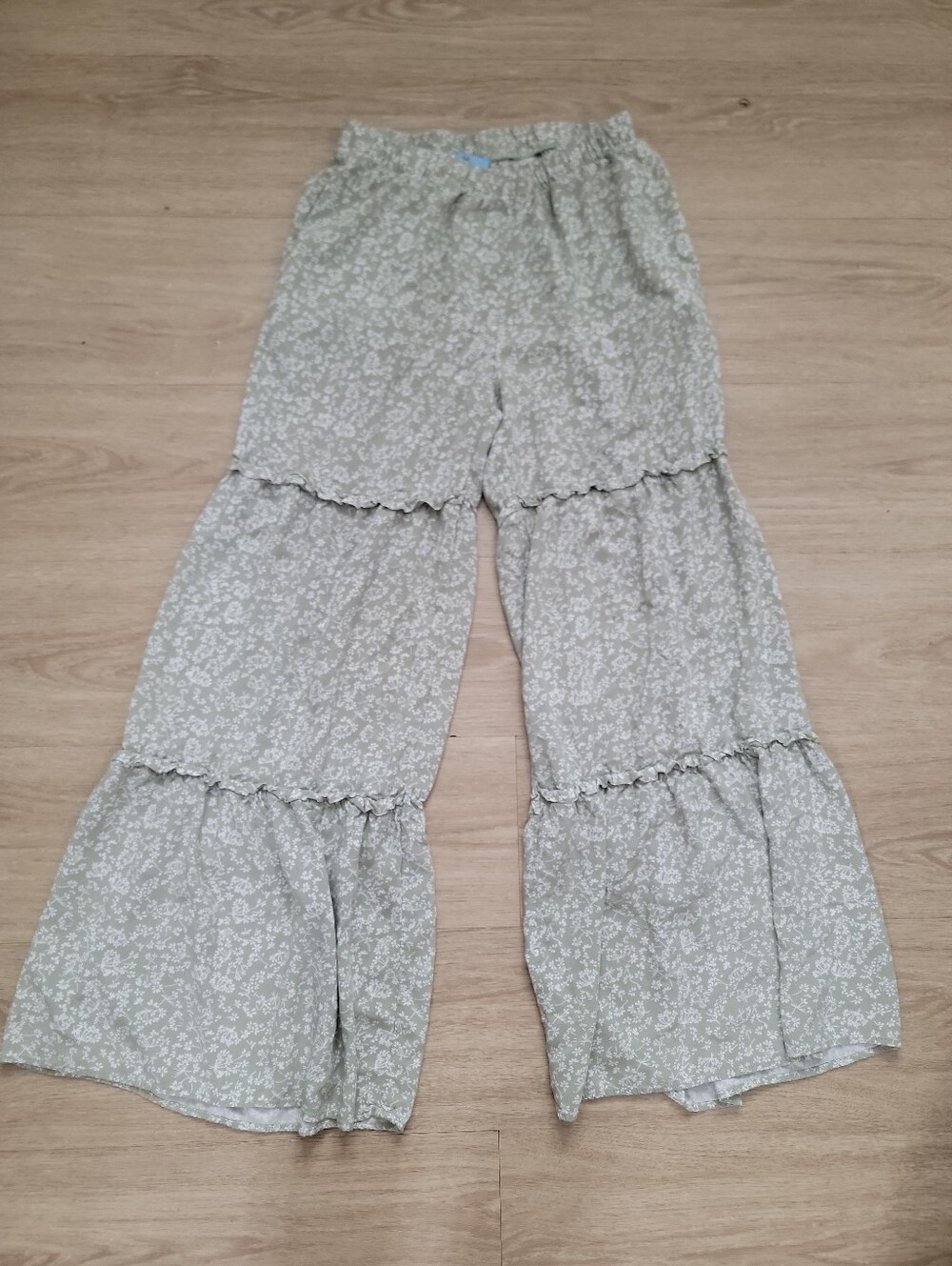 CeCe Ruffle Wide Leg Harem Pants Light Sage Green Floral Soft - Picture 2 of 10